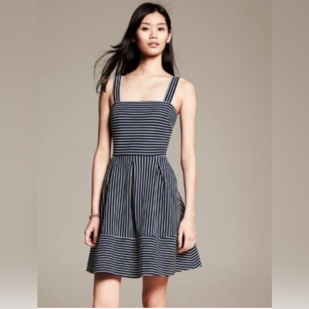 Banana Republic Size 8 Navy and White Striped Dress - New